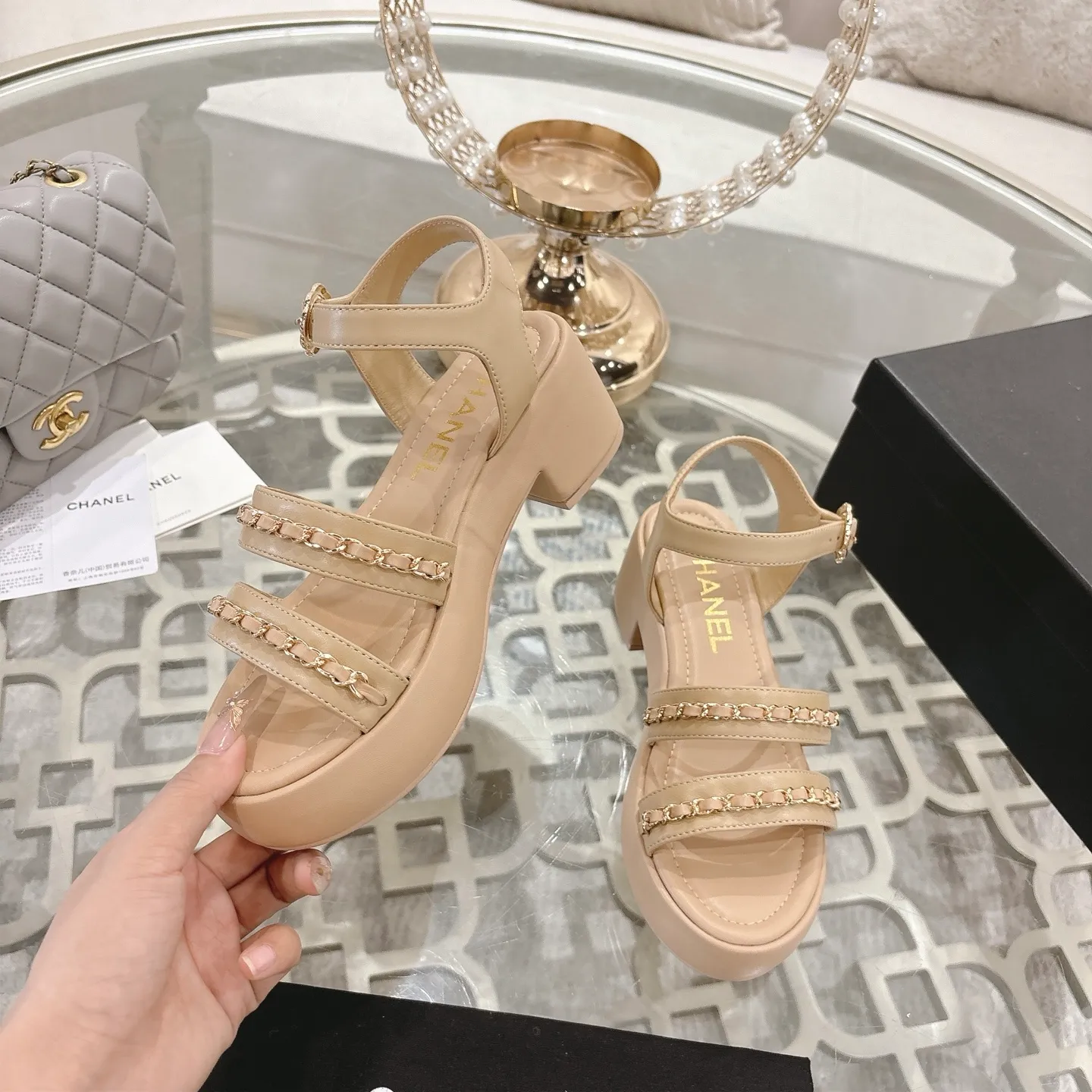 👟👟Ex-factory price 560👟👟Chanel Xiaoxiang 2025ss spring and summer latest catwalk fashion chain decoration top quality! Accurate to 1:1, light luxury without tiring the feet, the upper foot can be matched with spring and summer clothes at will, highlighting texture and taste, simple yet luxurious appearance, even if it is just a pair of sandals, it is definitely a must-have pair in the summer shoe cabinet. Upper: imported lambskin. Lining: imported sheepskin lining. Outsole: original customized outsole. Size: 35-40 (40.41.42 custom-made, non-returnable)